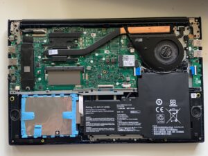 Batteria gonfia rimossa da un ASUS R528E durante la riparazione, per un cliente di Claro