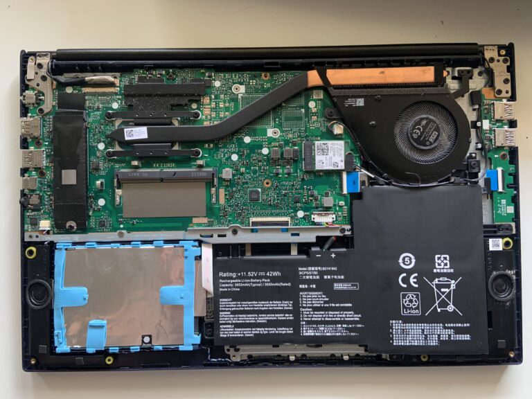 Batteria gonfia rimossa da un ASUS R528E durante la riparazione, per un cliente di Claro