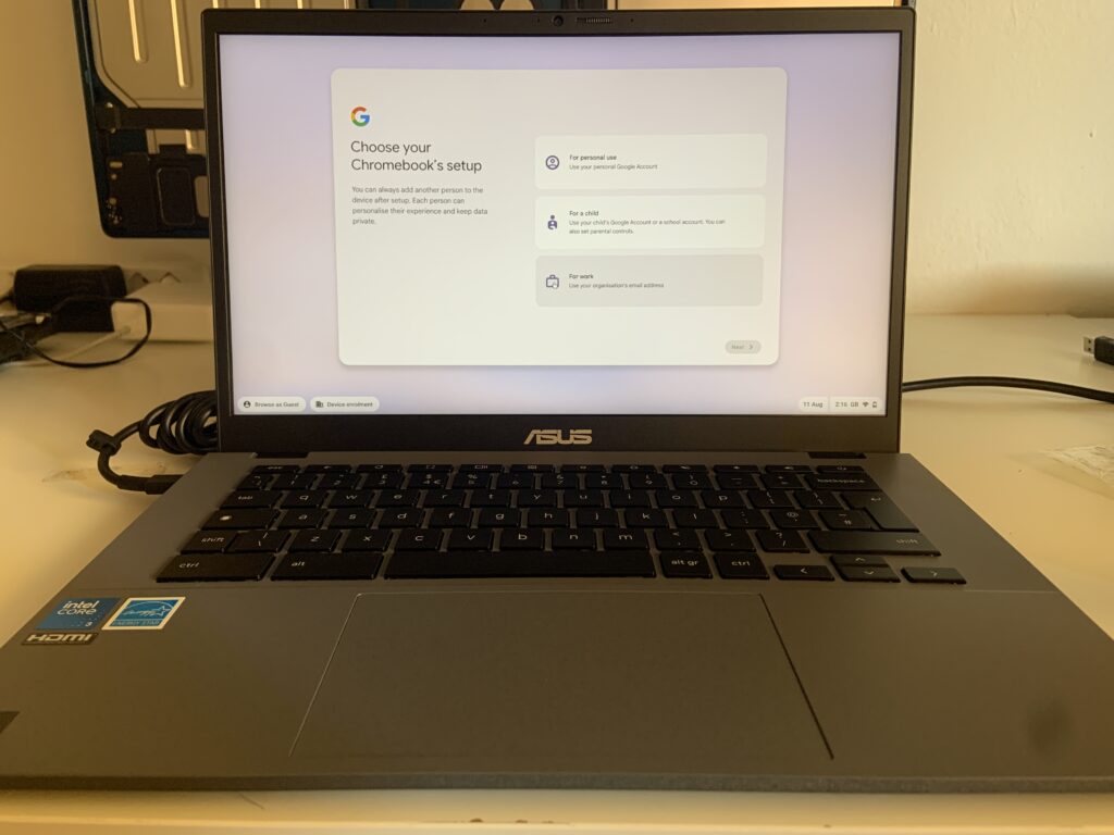 Schermata di ripristino di ChromeOS su un Chromebook ASUS durante la riparazione, da Tenero