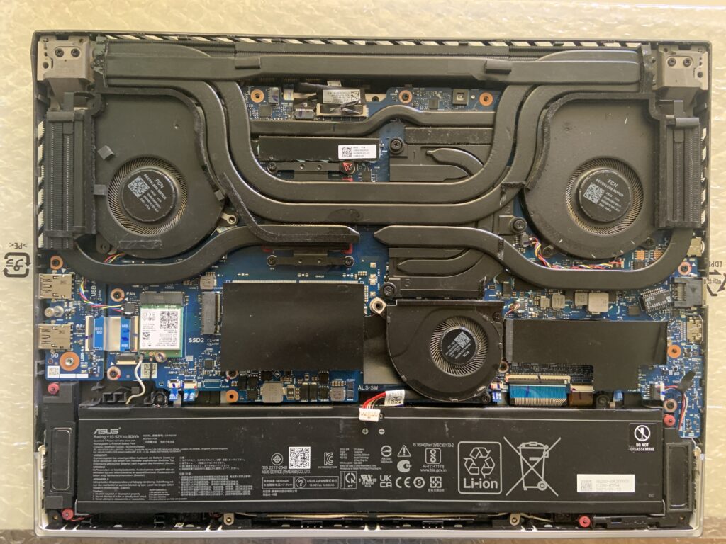 ASUS ROG Strix G16 G614JU aperto sul banco per la sostituzione della tastiera dopo una caduta d'acqua, per un cliente di Ascona