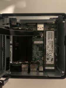 Mini PC ASUS NUC aperto sul banco per l'upgrade di SSD e RAM, riparazione per un cliente di Cadenazzo