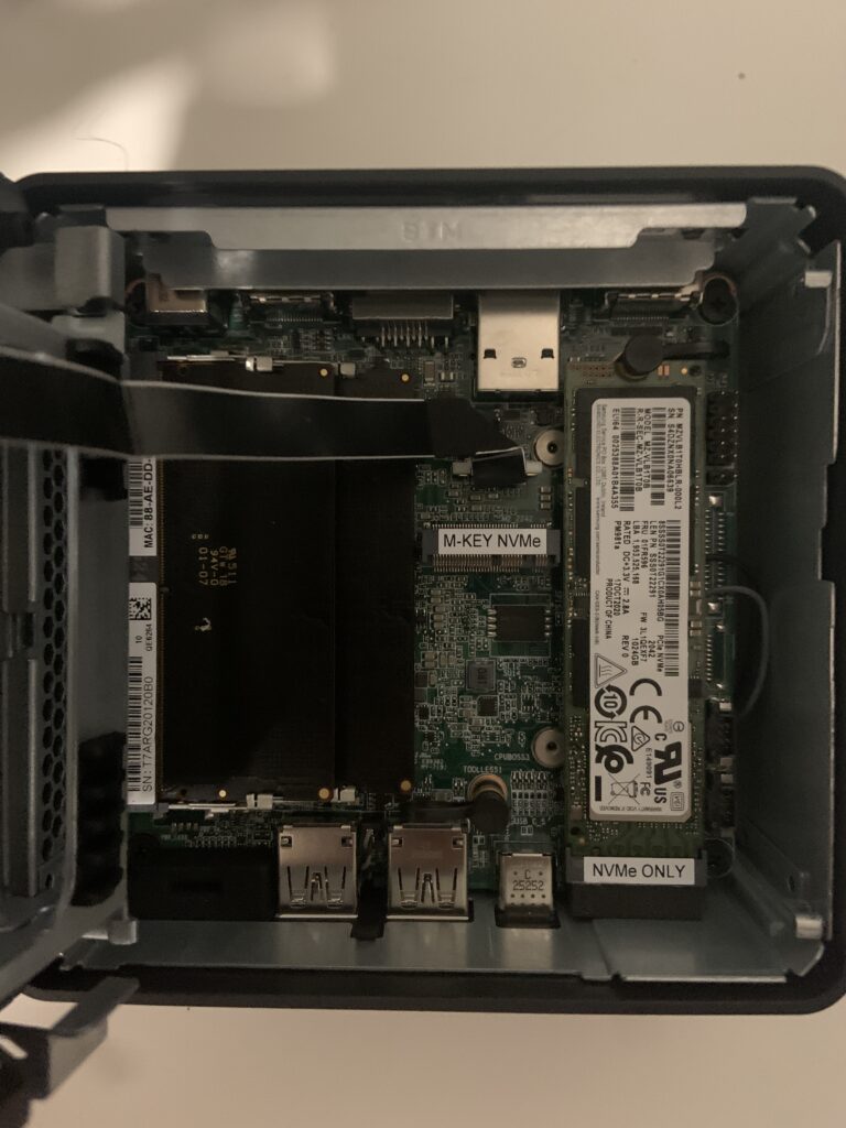 Mini PC ASUS NUC aperto sul banco per l'upgrade di SSD e RAM, riparazione per un cliente di Cadenazzo